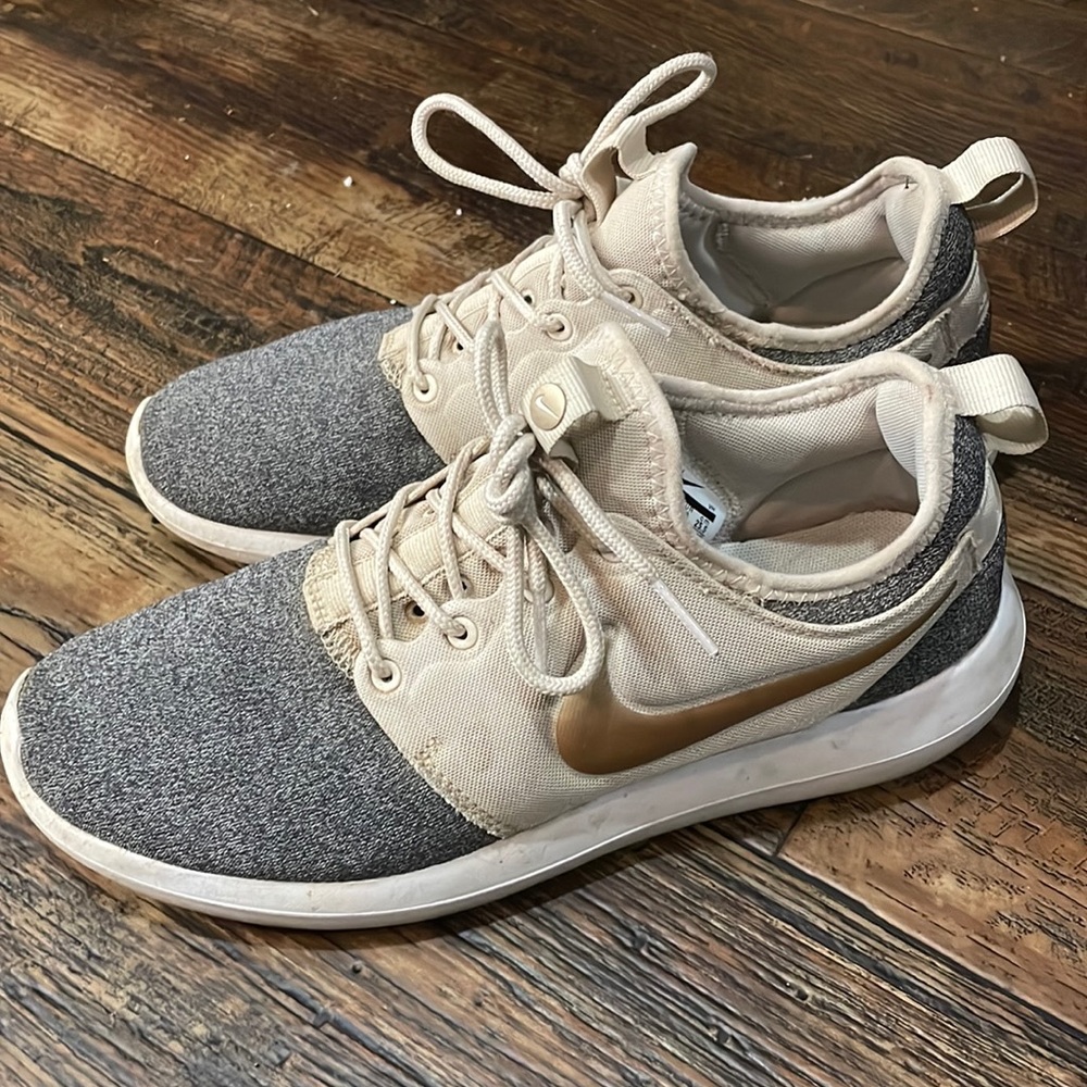 Womens Nike Tennis shoes
